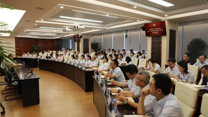 甘肃金控 华龙证券党委召开中心组学习会议专题学习《习近平经济文选》第一卷